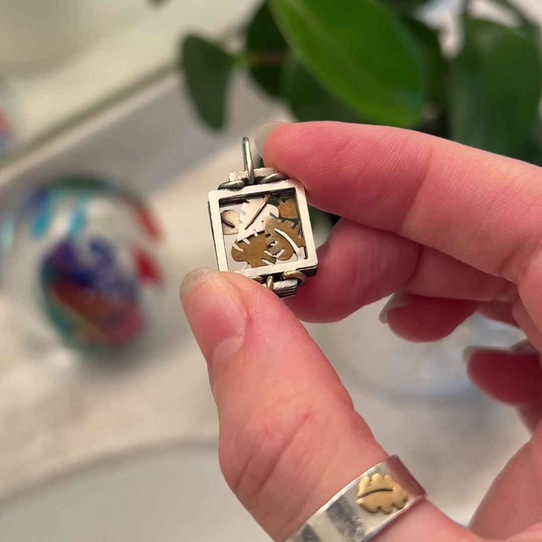 Short video showing both sides of the Monstera Madness pendant. Note: this pendant has been worn for about 2 years, the bronze will tarnish over time into this beautify rich colour